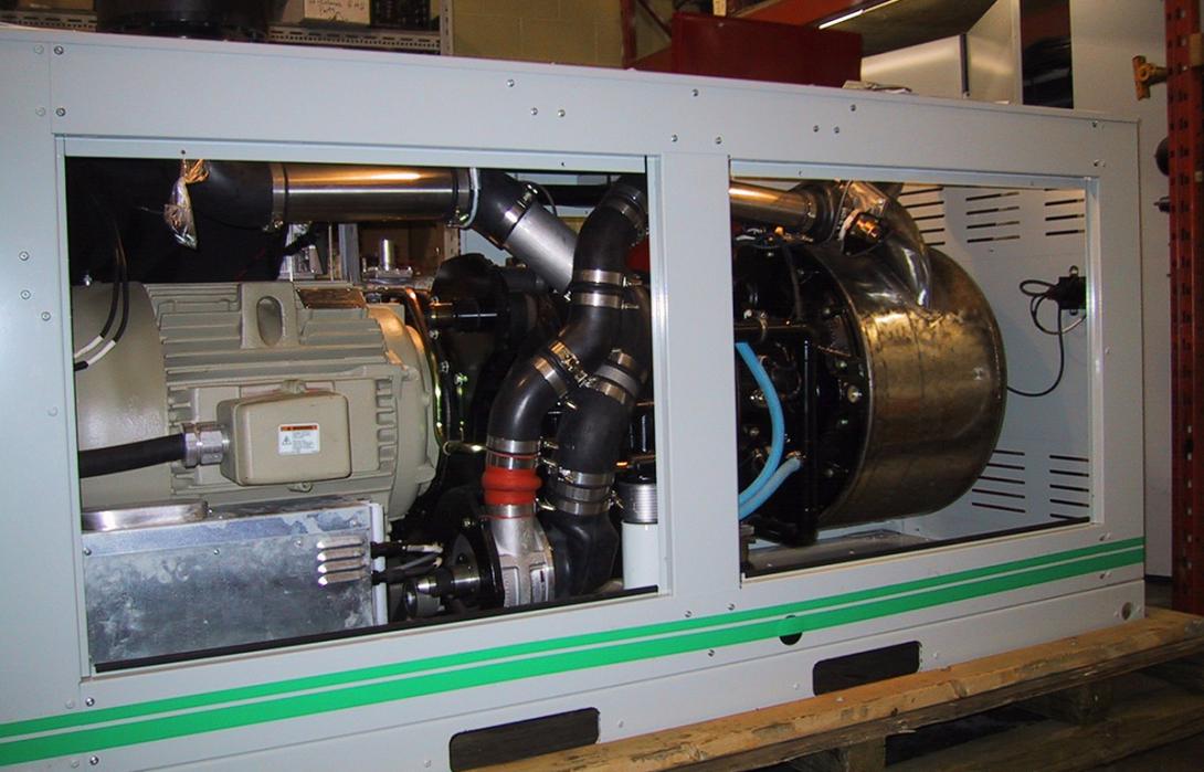 Moderní Stirlingův motor s generátorem s 55 kW elektrickým výkonem pro kombinovanou výrobu tepla a elektrického proudu (Zdroj: Wikipedia.org)