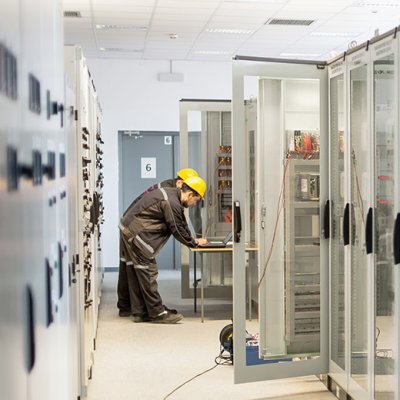 Rozváděče větších elektrických stanic jsou často umístěny v jedné velké místnosti v hlavní budově rozvodny (Zdroj: © guruXOX / stock.adobe.com)