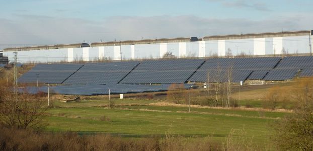Fotovoltaická elektrárna Buštěhrad – panelová pole na svahu (Zdroj: ČEZ, a. s.)
