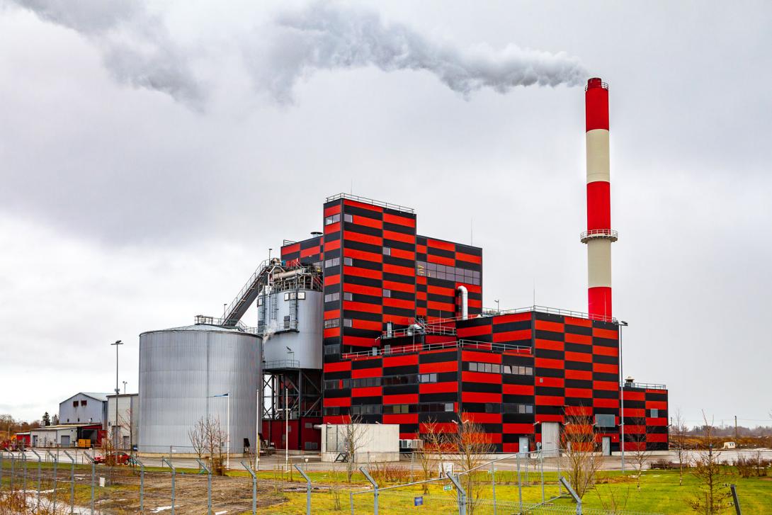 Nepřehlédnutelná tepelná elektrárna v Estonsku (Zdroj: yegorovnick / Shutterstock.com)