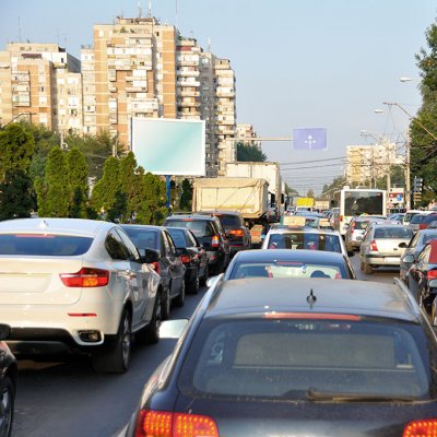 Automobily stojící v kolonách v ranní nebo odpolední špičce vypouštějí do ovzduší obydlených částí měst zbytečně velké množství exhalací (Zdroj: © claudiu paizan / stock.adobe.com)
