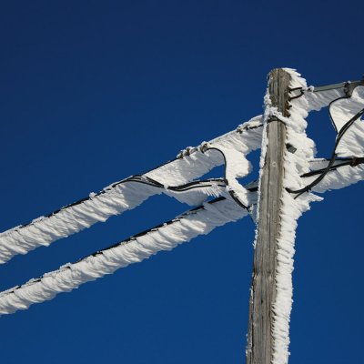 Závěsná kabelová vedení na dřevěném sloupu v extrémních klimatických podmínkách (Zdroj: © David Mathieu / stock.adobe.com)