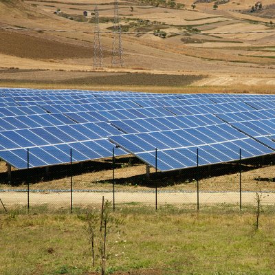 Stabilně uložené panely sluneční elektrárny na Sicílii, Itálie (Zdroj: © piccaya / stock.adobe.com)