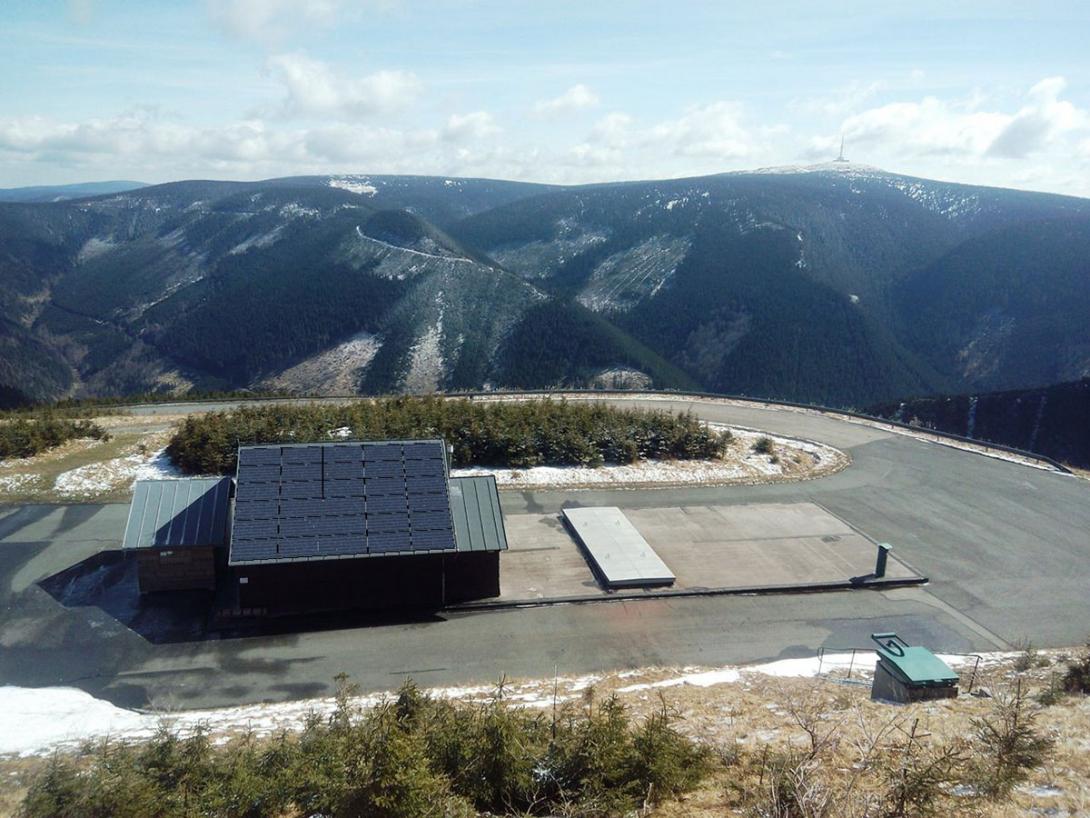 Fotovoltaická elektrárna na střeše budovy uzávěrů přečerpávací vodní elektrárny Dlouhé Stráně se skládá z 30 panelů a je napojena na vlastní spotřebu objektu (Zdroj: ČEZ, a. s.)