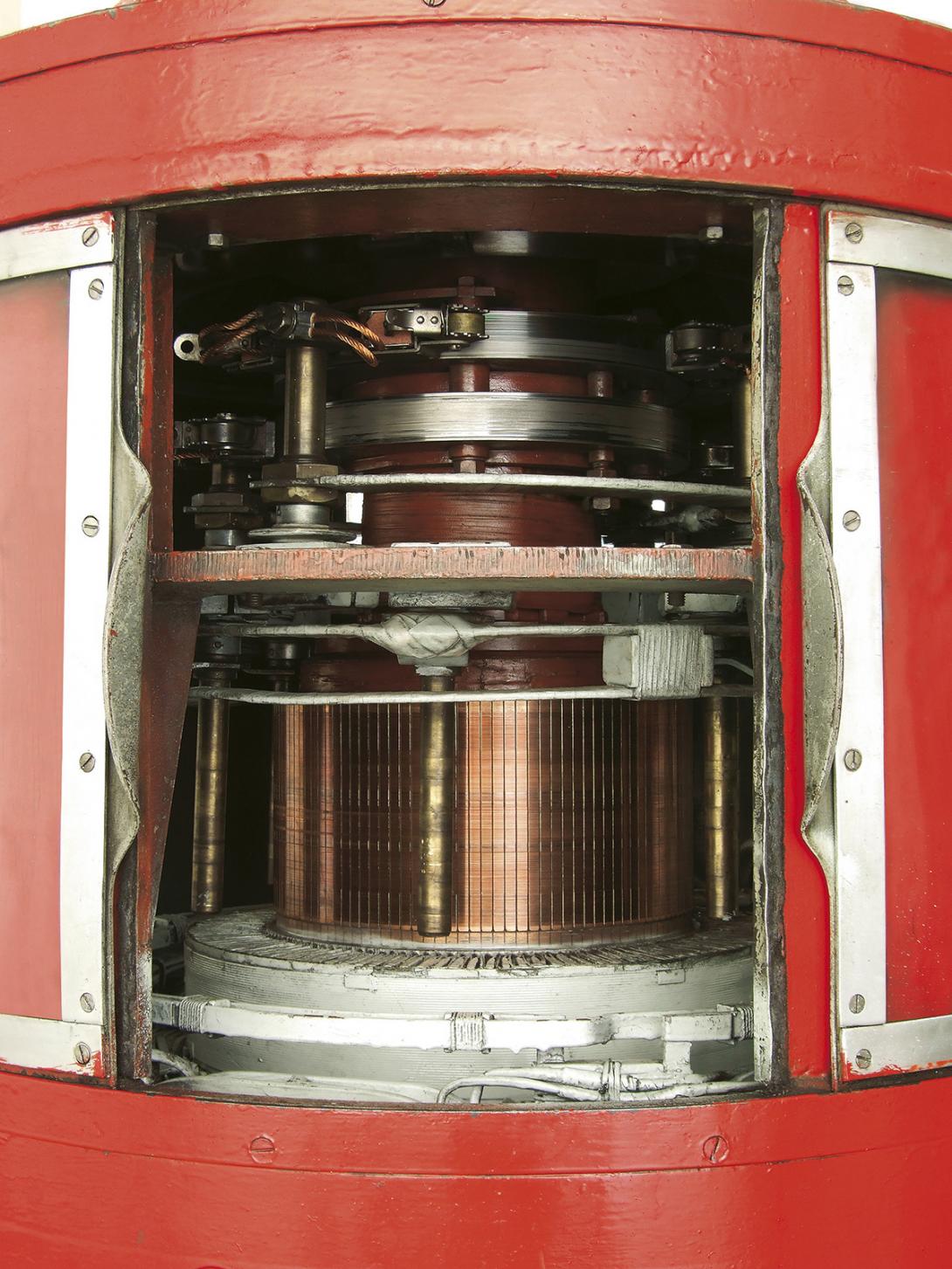 Sběrací kroužky na horní ose rotoru elektrického generátoru v elektrárně Hracholusky (Zdroj: ČEZ, a. s.)