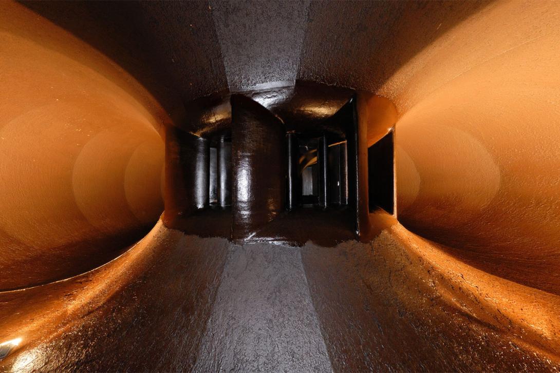 Pohled do spirály přívodního potrubí na rozváděcí lopaty Kaplanovy turbíny (Zdroj: ČEZ, a. s.)