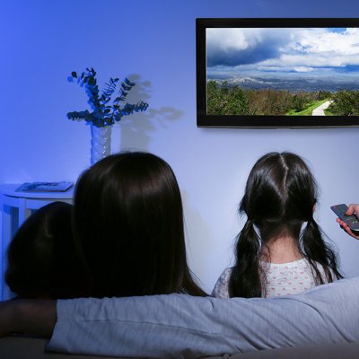 Aktivací světelné scény pro sledování TV chytrý dům vypne všechna rušící světla kolem televize (Zdroj: © Africa Studio / stock.adobe.com)