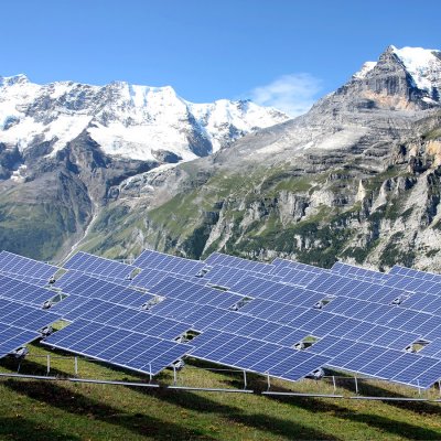 Fotovoltaické elektrárny ve vysokohorských lokalitách dosahují vyšší výkon z důvodu čistoty vzduchu a intenzivnějšího slunečního záření (Zdroj: © Yü Lan / stock.adobe.com)