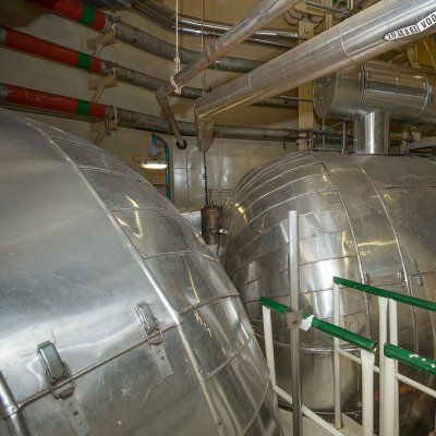 Šest izolovaných tlakových nádob parogenerátorů VVER 440 je rozmístěno kolem reaktoru (Zdroj: ČEZ, a. s.)