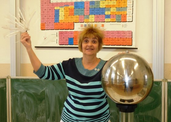  Nejoblíbenějším učitelem fyziky v Česku je Alena Šedivá z Tábora. Pro svou školu získá od Nadace ČEZ 200 tisíc korun na Oranžovou učebnu