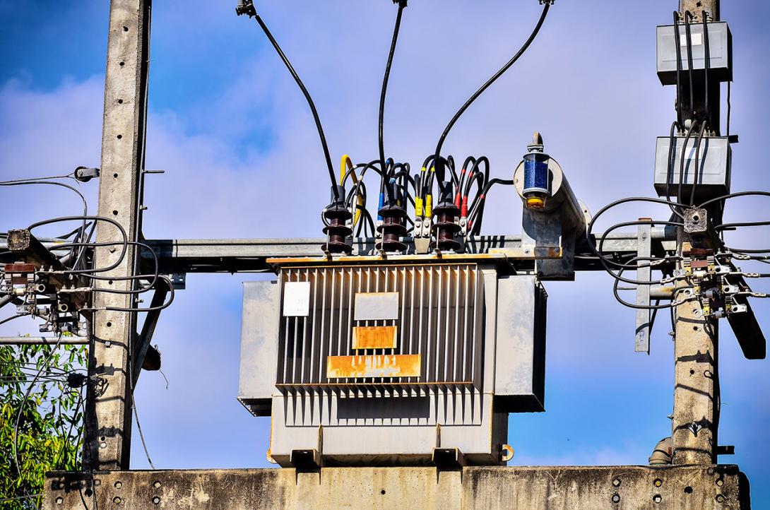 Poslední stupeň snižování přenosového napětí na nízké napětí distribuční sítě pomocí lokálního transformátoru (Zdroj: © raweenuttapong / stock.adobe.com)