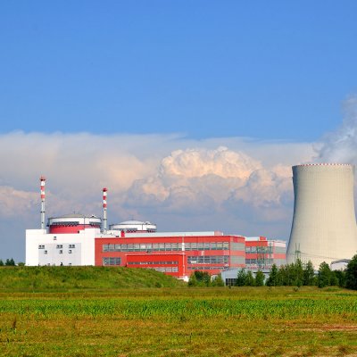 Na rozdíl od strojovny a reaktorovny, které jsou plné nejrůznější technologie, jsou vysoké chladicí věže téměř prázdné (Zdroj: © mirvav / stock.adobe.com)