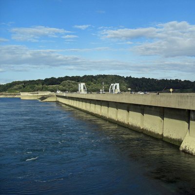 V hrázi na řece Rance poblíž francouzského města Saint Malo je umístěna druhá největší přílivová elektrárna na světě (Zdroj: © foxytoul / stock.adobe.com)