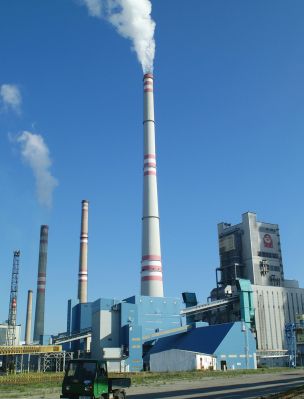 Zadní pohled na komíny elektrárny Mělník (Zdroj: ČEZ, a. s.)