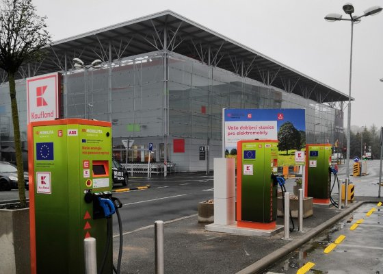 Kaufland na pražském Vypichu premiérově nabízí trojici rychlodobíjecích stanic pro elektromobily