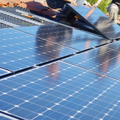Instalace fotovoltaických panelů na střeše rodinného domu (Zdroj: © pf30 / stock.adobe.com)