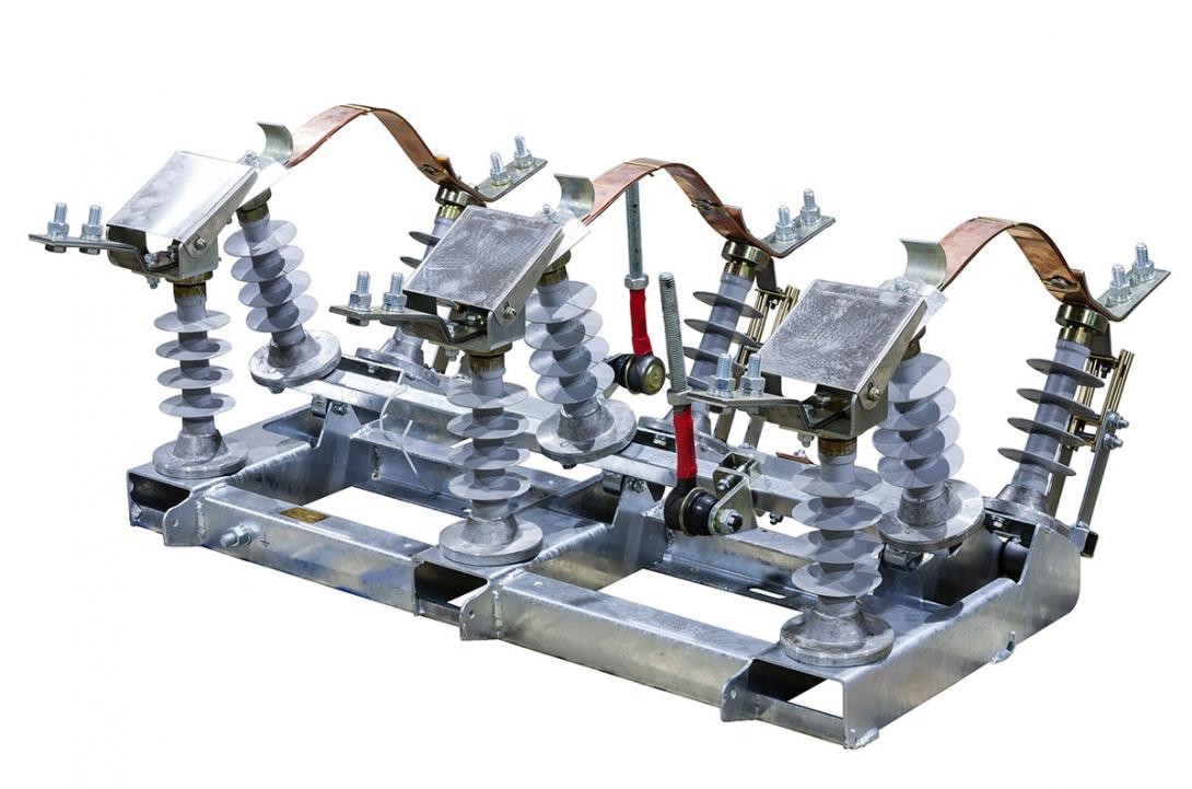 Konstrukce mechanizmu třífázového odpínače, který se instaluje přímo na sloupy vysokého napětí a plní funkci úsečníku (Zdroj: © vadim_orlov / stock.adobe.com)