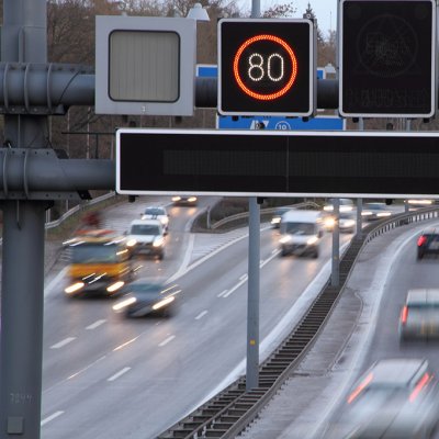 Lokální nastavení nejvyšší dovolené rychlosti na určitém úseku komunikace v závislosti na hustotě provozu a na jízdních podmínkách (Zdroj: © maho / stock.adobe.com)