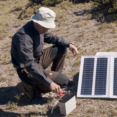 Nabíjení akumulátoru pomocí solární nabíječky – praktické využití menších solárních panelů (Zdroj: © spaceport9 / stock.adobe.com)
