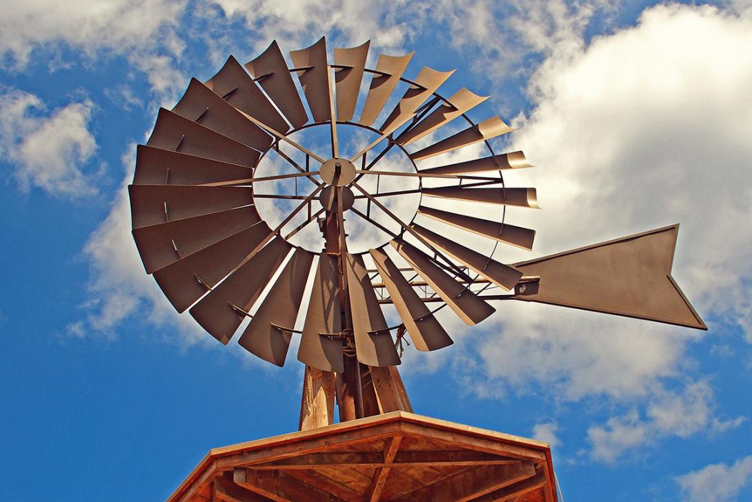 Mnoholistý odporový větrný mlýn používaný k čerpání vody především ve Spojených Státech, jižní Africe a v Austrálii (Zdroj: © Joanna Redesiuk / stock.adobe.com)