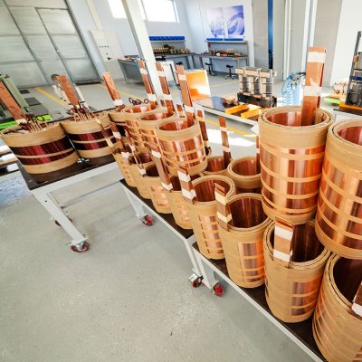 Nové cívky vysokonapěťových transformátorů připravené k montáži (Zdroj: © vladimirnenezic / stock.adobe.com)