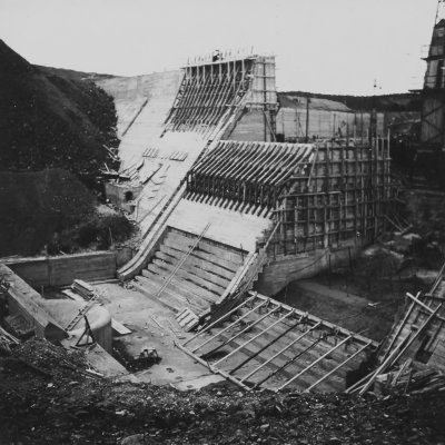 Výstavba horní nádrže přečerpávací elektrárny - násyp na straně C horní nádrže (Zdroj: ČEZ, a. s.)