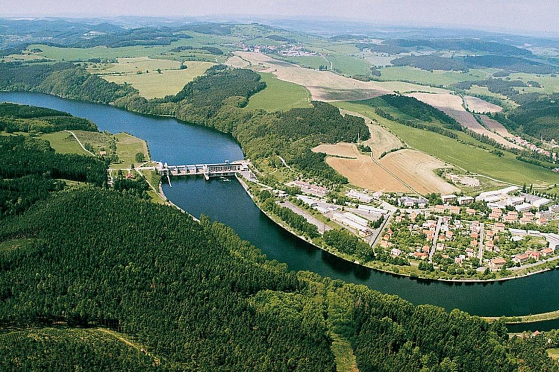 Vodní elektrárna Kamýk na Vltavě tvoří vyrovnávací nádrž pro velké vodní dílo Orlík. A přitom také sama vyrábí elektřinu (Zdroj: ČEZ, a. s.)