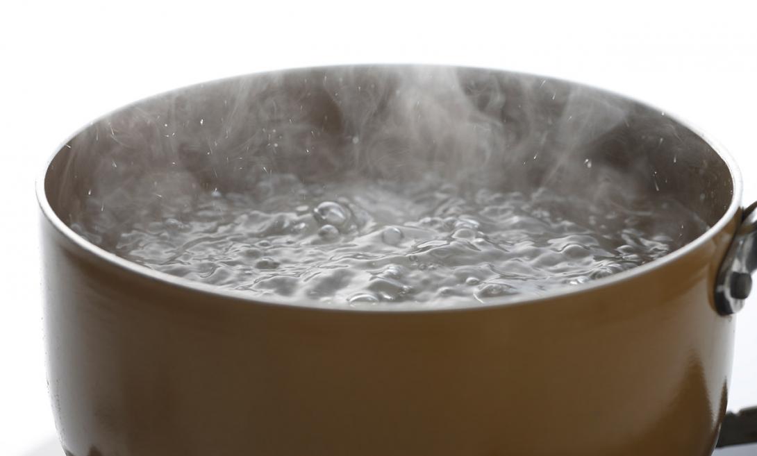 Na přeměnu 1 kg syté vody na páru je potřebné určité množství tepla nazývané skupenské teplo varu (Zdroj: © sakura / stock.adobe.com)