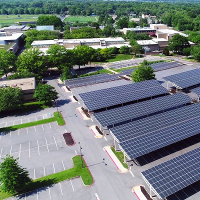 Zastínění nového parkoviště pomocí pásů solárních panelů (Zdroj: © WADII / stock.adobe.com)