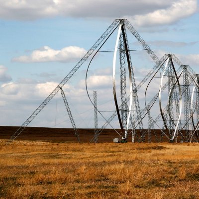 Čtyřlisté vertikální Darrieovy turbíny pevně ukotvené do země (Zdroj: © Thomas Sztanek / stock.adobe.com)