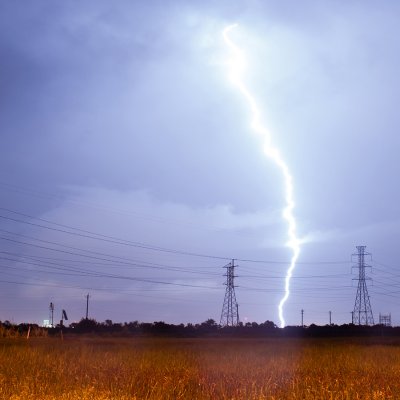 Zdržovat se za bouřky u kovových konstrukcí, jakými jsou například stožáry elektrického vedení, je velice nebezpečné (Zdroj: © Christopher Boswell / stock.adobe.com)
