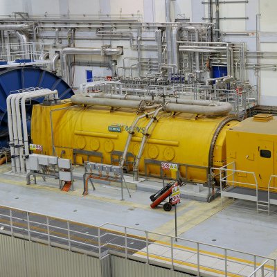 Dvoupólový elektrický generátor Nového zdroje v Ledvicích s vodním chlazením statoru a vodíkovým chlazením rotoru