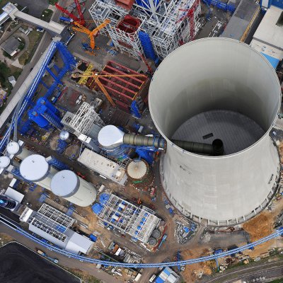 Dostavěná chladicí věž Nového zdroje s přímým zaústěním kouřovodu odsířených spalin