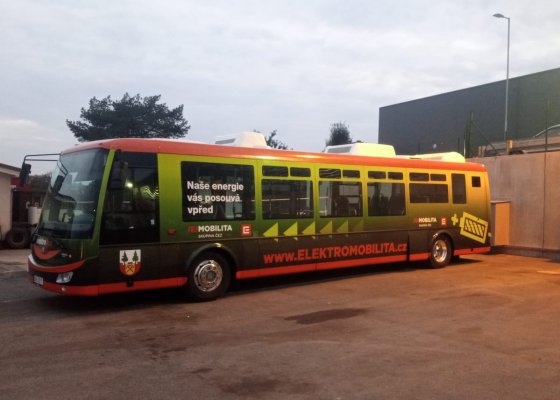 ČEZ podporuje provoz elektrobusů ve Vrchlabí, navazuje tak na projekt Smart regionu
