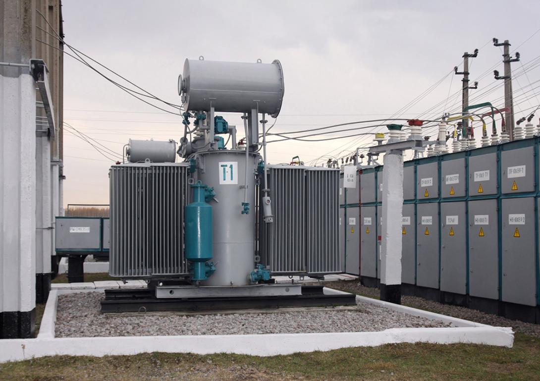 Distribuční transformátor je velmi drahé a důležité zařízení a proto jsou jeho vinutí i další části chráněny několika ochranami (Zdroj: © Karelin Dmitriy / stock.adobe.com)