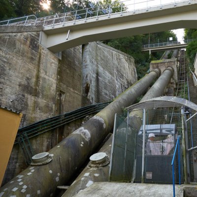 Původní ocelové tlakové přivaděče a servisní výtah pro spojení dolní elektrárny s horní nádrží