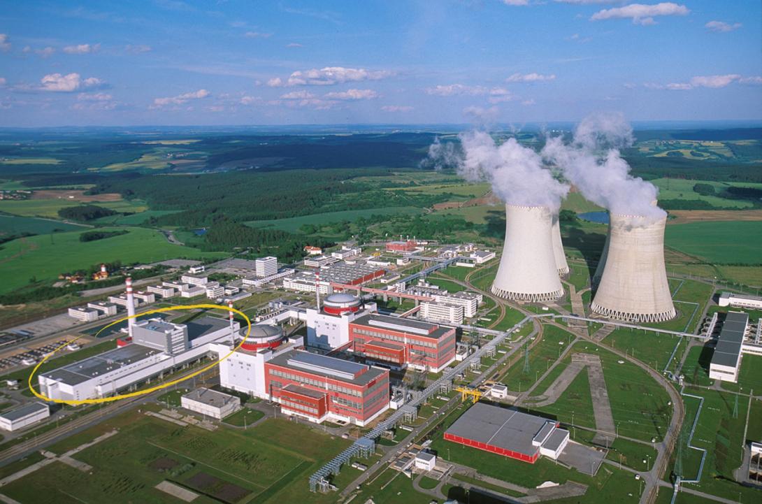 Vlevo od hlavních výrobních bloků temelínské elektrárny se nachází společná budova aktivních pomocných provozů (Zdroj: ČEZ, a. s.)