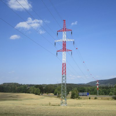 Nové 30 km dlouhé dvojité vedení 110 kV, které nedávno dokončila společnost ČEZ Distribuce, zajistí kvalitní a spolehlivé dodávky elektřiny do lokality Karlovarského kraje (Zdroj: ČEZ, a. s.)