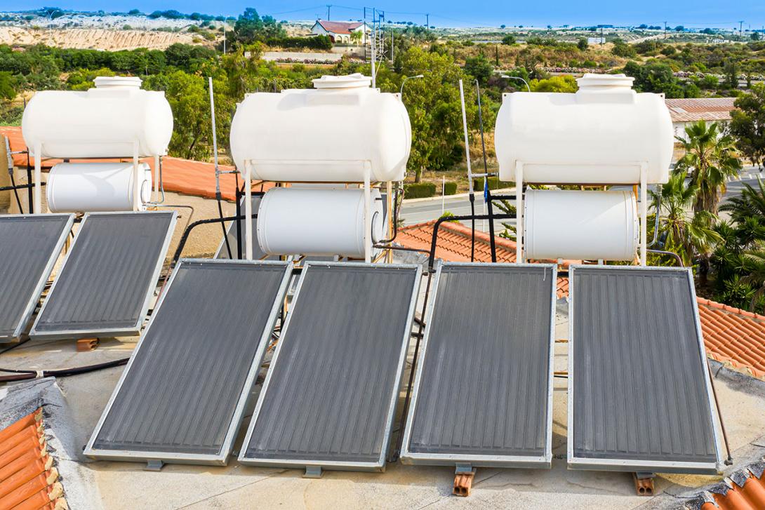 Solární kolektory na přípravu teplé vody často vidíme na střechách v jihoevropských zemích (Zdroj: © visivasnc / stock.adobe.com)