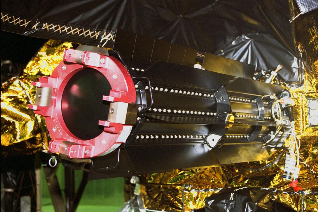 Jeden ze tří radioizotopových termoelektrických generátorů dlouhodobě zásobujících sondu Cassini elektrickou energií (Zdroj: Wikipedia.org)