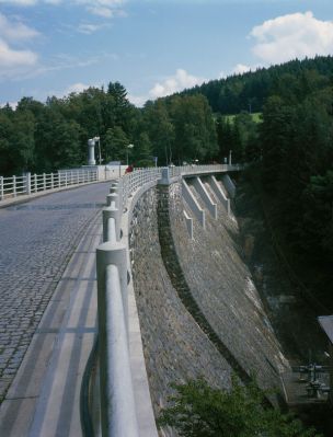 Mostovka na koruně hráze s elektrárnou pod hrází (Zdroj: ČEZ, a. s.)
