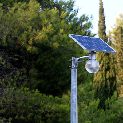 Některé moderní lampy veřejného osvětlení využívají solární panel a baterie, takže mohou být nezávislé na zásobování elektřinou podzemním kabelem (Zdroj: © jelena990 / stock.adobe.com)