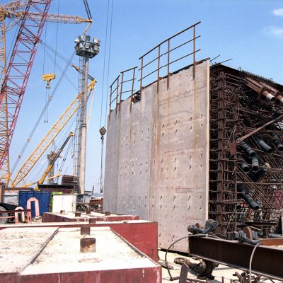 Detail ocelové konstrukce horní hrany válce kontejnmentu s trubkami pro vedení předpínacích lan (Zdroj: ČEZ, a. s.)