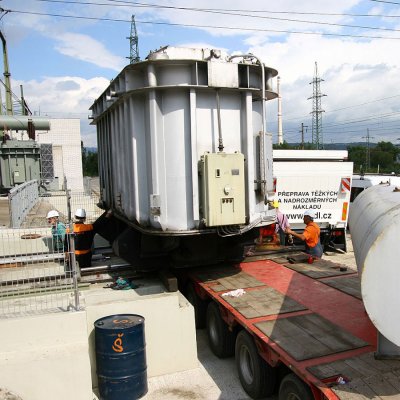 Přesun výkonového distribučního transformátoru o hmotnosti několika desítek tun je složitá a přesná operace (Zdroj: ČEZ, a. s.)