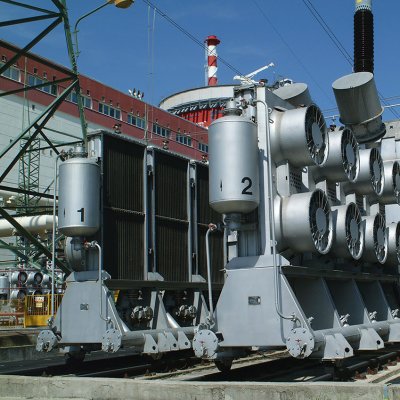 Rezervní blokový jednofázový transformátor temelínského bloku se soustavou olejových chladičů (Zdroj: ČEZ, a. s.)