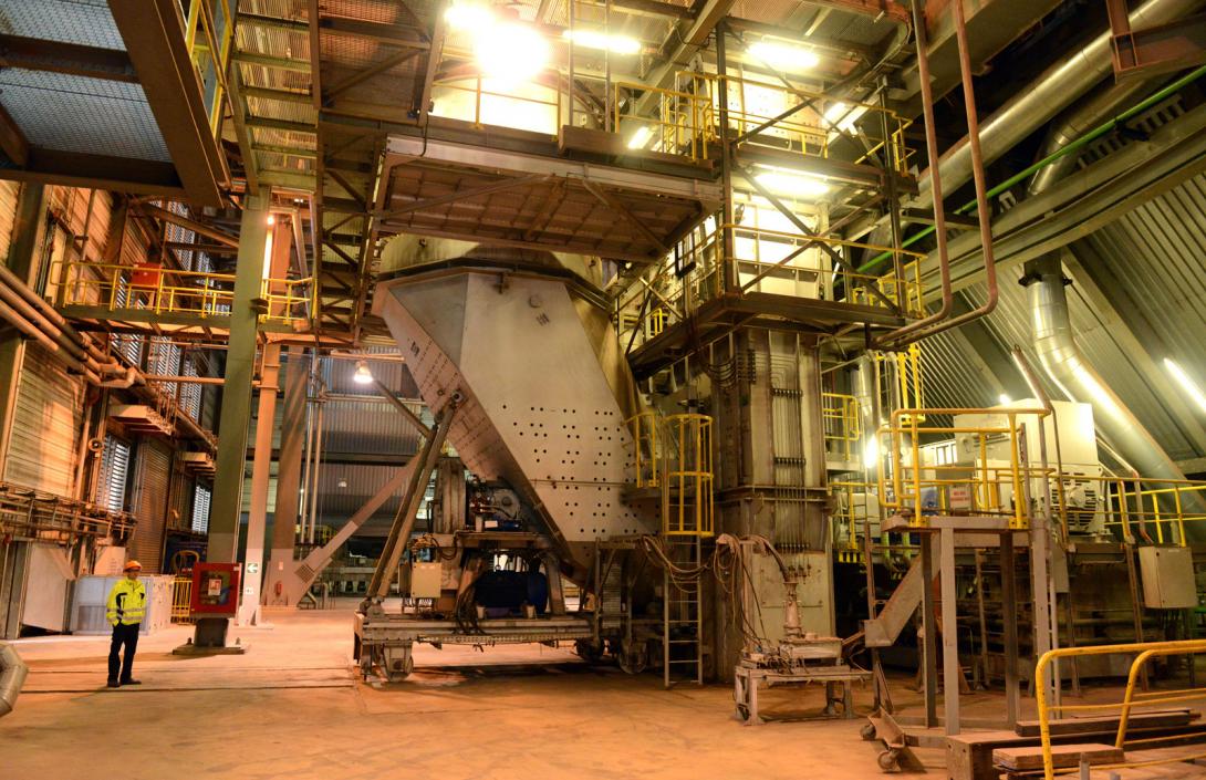 Palivo pro práškové kotle je připravováno v uhelných mlýnech, rozmístěných kolem spodní části kotle (Zdroj: Ju1978 / Shutterstock.com)