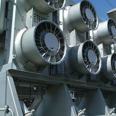 Ventilátory externích chladičů transformátorového oleje zajišťují optimální teplotu vinutí primárních a sekundárních cívek (Zdroj: ČEZ, a. s.)