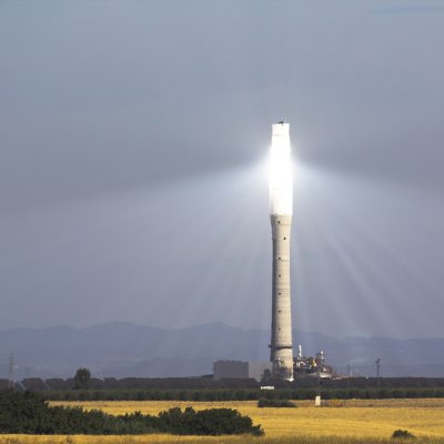 Solární věžová elektrárna si ukládá část energie do tepelných zásobníků, což ji umožňuje vyrábět elektřinu i po západu Slunce (Zdroj: © jcg_oida / stock.adobe.com)