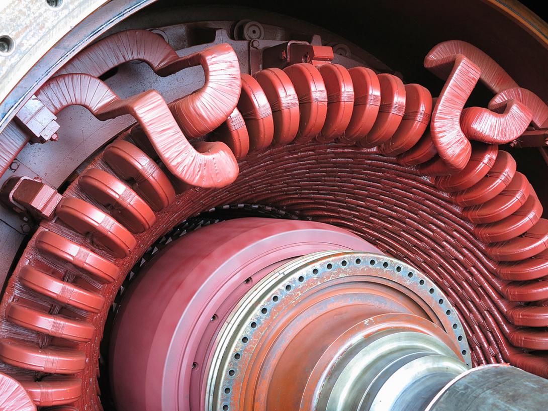 Statorové vinutí kolem hladkého rotoru výkonového generátoru v uhelné elektrárně (Zdroj: © alexrow / stock.adobe.com)