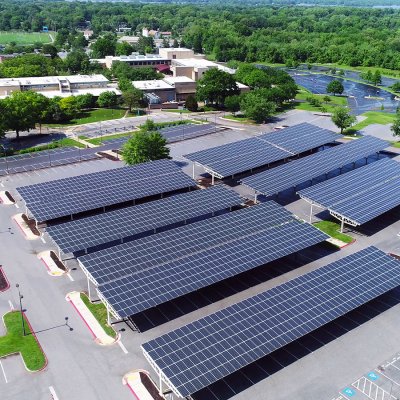 Decentralizovaným fotovoltaickým zdrojem elektrické energie se může stát i zastínění parkoviště (Zdroj: © WADII / stock.adobe.com)